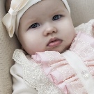 Пов’язки на голову для новонароджених (39 фото): моделі для малятка з квітами з фоамирана і з бантом