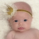 Пов’язки на голову для новонароджених (39 фото): моделі для малятка з квітами з фоамирана і з бантом