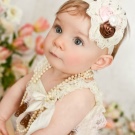 Пов’язки на голову для новонароджених (39 фото): моделі для малятка з квітами з фоамирана і з бантом