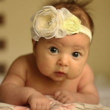 Пов’язки на голову для новонароджених (39 фото): моделі для малятка з квітами з фоамирана і з бантом