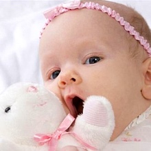 Пов’язки на голову для новонароджених (39 фото): моделі для малятка з квітами з фоамирана і з бантом