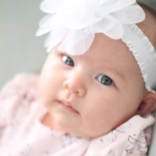 Пов’язки на голову для новонароджених (39 фото): моделі для малятка з квітами з фоамирана і з бантом