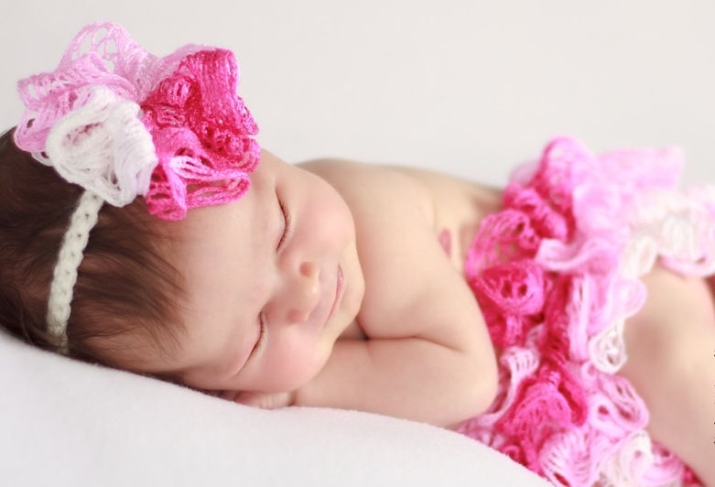 Пов’язки на голову для новонароджених (39 фото): моделі для малятка з квітами з фоамирана і з бантом