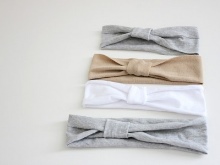 Пов’язки на голову для новонароджених (39 фото): моделі для малятка з квітами з фоамирана і з бантом