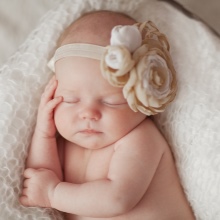 Пов’язки на голову для новонароджених (39 фото): моделі для малятка з квітами з фоамирана і з бантом