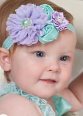 Пов’язки на голову для новонароджених (39 фото): моделі для малятка з квітами з фоамирана і з бантом