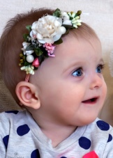 Пов’язки на голову для новонароджених (39 фото): моделі для малятка з квітами з фоамирана і з бантом