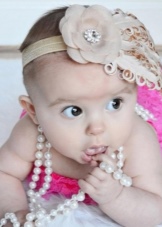 Пов’язки на голову для новонароджених (39 фото): моделі для малятка з квітами з фоамирана і з бантом