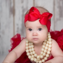 Пов’язки на голову для новонароджених (39 фото): моделі для малятка з квітами з фоамирана і з бантом