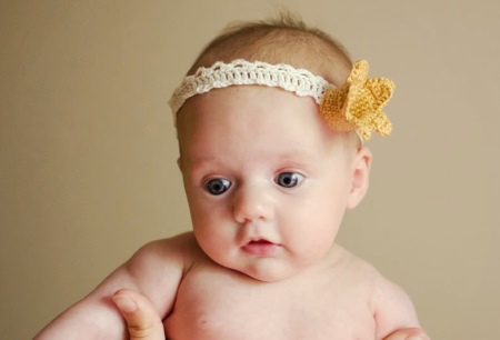 Пов’язки на голову для новонароджених (39 фото): моделі для малятка з квітами з фоамирана і з бантом