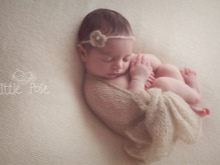 Пов’язки на голову для новонароджених (39 фото): моделі для малятка з квітами з фоамирана і з бантом