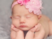 Пов’язки на голову для новонароджених (39 фото): моделі для малятка з квітами з фоамирана і з бантом