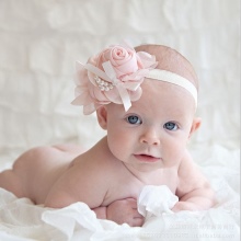 Пов’язки на голову для новонароджених (39 фото): моделі для малятка з квітами з фоамирана і з бантом