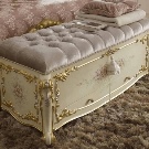 Пуфик в спальню (45 фото): як вибрати приліжкові пуфи і банкетки зі спинкою і ящиком? Красиві м’які пуфи з екошкіри