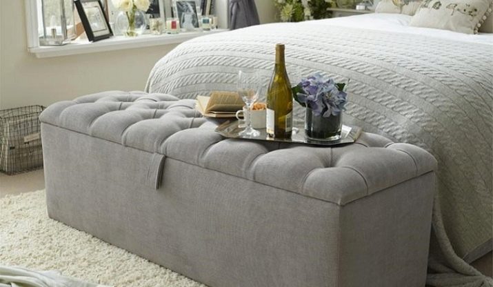 Пуфик в спальню (45 фото): як вибрати приліжкові пуфи і банкетки зі спинкою і ящиком? Красиві м’які пуфи з екошкіри