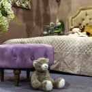 Пуфик в спальню (45 фото): як вибрати приліжкові пуфи і банкетки зі спинкою і ящиком? Красиві м’які пуфи з екошкіри