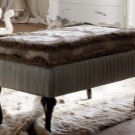 Пуфик в спальню (45 фото): як вибрати приліжкові пуфи і банкетки зі спинкою і ящиком? Красиві м’які пуфи з екошкіри