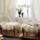 Пуфик в спальню (45 фото): як вибрати приліжкові пуфи і банкетки зі спинкою і ящиком? Красиві м’які пуфи з екошкіри