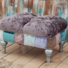 Пуфик в спальню (45 фото): як вибрати приліжкові пуфи і банкетки зі спинкою і ящиком? Красиві м’які пуфи з екошкіри