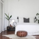 Пуфик в спальню (45 фото): як вибрати приліжкові пуфи і банкетки зі спинкою і ящиком? Красиві м’які пуфи з екошкіри