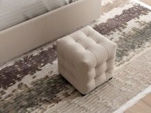 Пуфик в спальню (45 фото): як вибрати приліжкові пуфи і банкетки зі спинкою і ящиком? Красиві м’які пуфи з екошкіри