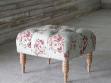 Пуфик в спальню (45 фото): як вибрати приліжкові пуфи і банкетки зі спинкою і ящиком? Красиві м’які пуфи з екошкіри