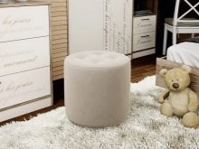 Пуфик в спальню (45 фото): як вибрати приліжкові пуфи і банкетки зі спинкою і ящиком? Красиві м’які пуфи з екошкіри