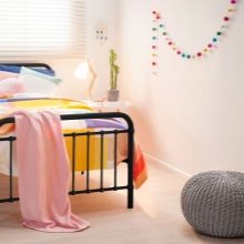 Пуфик в спальню (45 фото): як вибрати приліжкові пуфи і банкетки зі спинкою і ящиком? Красиві м’які пуфи з екошкіри