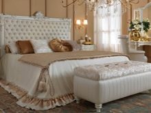 Пуфик в спальню (45 фото): як вибрати приліжкові пуфи і банкетки зі спинкою і ящиком? Красиві м’які пуфи з екошкіри