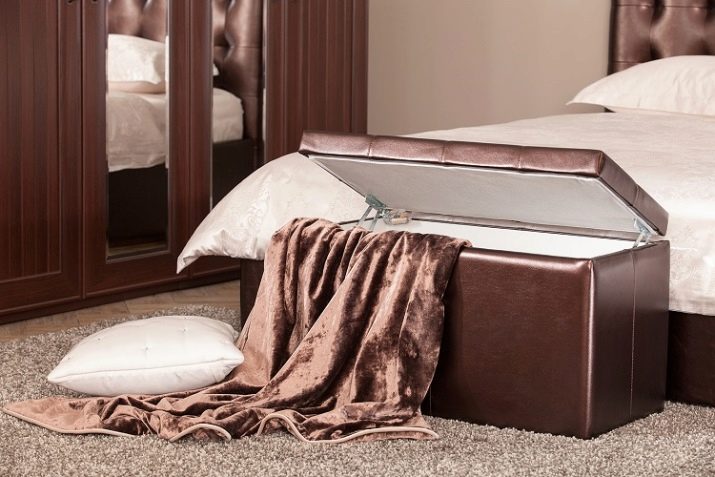 Пуфик в спальню (45 фото): як вибрати приліжкові пуфи і банкетки зі спинкою і ящиком? Красиві м’які пуфи з екошкіри