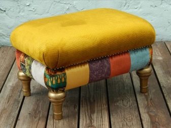 Пуфик в спальню (45 фото): як вибрати приліжкові пуфи і банкетки зі спинкою і ящиком? Красиві м’які пуфи з екошкіри