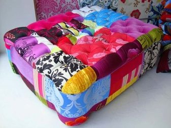 Пуфик в спальню (45 фото): як вибрати приліжкові пуфи і банкетки зі спинкою і ящиком? Красиві м’які пуфи з екошкіри