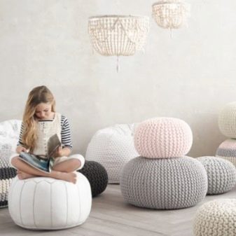 Пуфик в спальню (45 фото): як вибрати приліжкові пуфи і банкетки зі спинкою і ящиком? Красиві м’які пуфи з екошкіри