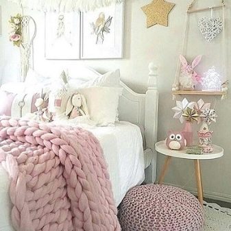 Пуфик в спальню (45 фото): як вибрати приліжкові пуфи і банкетки зі спинкою і ящиком? Красиві м’які пуфи з екошкіри