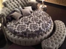 Пуфик в спальню (45 фото): як вибрати приліжкові пуфи і банкетки зі спинкою і ящиком? Красиві м’які пуфи з екошкіри