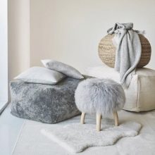 Пуфик в спальню (45 фото): як вибрати приліжкові пуфи і банкетки зі спинкою і ящиком? Красиві м’які пуфи з екошкіри