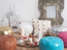 Пуфик в спальню (45 фото): як вибрати приліжкові пуфи і банкетки зі спинкою і ящиком? Красиві м’які пуфи з екошкіри