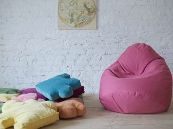 Пуфик в спальню (45 фото): як вибрати приліжкові пуфи і банкетки зі спинкою і ящиком? Красиві м’які пуфи з екошкіри