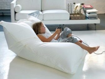 Пуфик в спальню (45 фото): як вибрати приліжкові пуфи і банкетки зі спинкою і ящиком? Красиві м’які пуфи з екошкіри