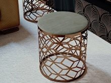 Пуфик в спальню (45 фото): як вибрати приліжкові пуфи і банкетки зі спинкою і ящиком? Красиві м’які пуфи з екошкіри