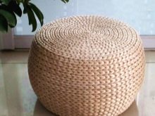 Пуфик в спальню (45 фото): як вибрати приліжкові пуфи і банкетки зі спинкою і ящиком? Красиві м’які пуфи з екошкіри