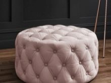 Пуфик в спальню (45 фото): як вибрати приліжкові пуфи і банкетки зі спинкою і ящиком? Красиві м’які пуфи з екошкіри