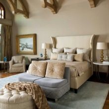 Пуфик в спальню (45 фото): як вибрати приліжкові пуфи і банкетки зі спинкою і ящиком? Красиві м’які пуфи з екошкіри