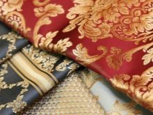 Пуфик в спальню (45 фото): як вибрати приліжкові пуфи і банкетки зі спинкою і ящиком? Красиві м’які пуфи з екошкіри