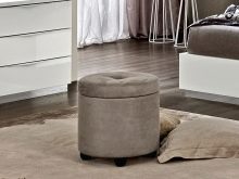 Пуфик в спальню (45 фото): як вибрати приліжкові пуфи і банкетки зі спинкою і ящиком? Красиві м’які пуфи з екошкіри