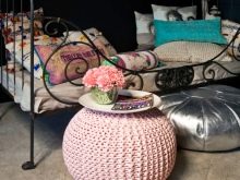 Пуфик в спальню (45 фото): як вибрати приліжкові пуфи і банкетки зі спинкою і ящиком? Красиві м’які пуфи з екошкіри