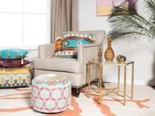 Пуфик в спальню (45 фото): як вибрати приліжкові пуфи і банкетки зі спинкою і ящиком? Красиві м’які пуфи з екошкіри