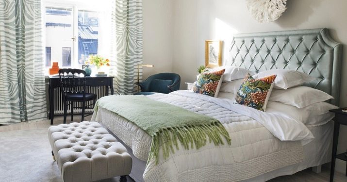 Пуфик в спальню (45 фото): як вибрати приліжкові пуфи і банкетки зі спинкою і ящиком? Красиві м’які пуфи з екошкіри