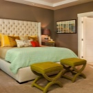 Пуфик в спальню (45 фото): як вибрати приліжкові пуфи і банкетки зі спинкою і ящиком? Красиві м’які пуфи з екошкіри