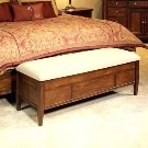 Пуфик в спальню (45 фото): як вибрати приліжкові пуфи і банкетки зі спинкою і ящиком? Красиві м’які пуфи з екошкіри